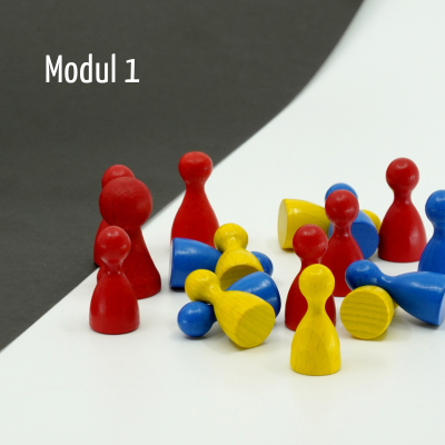 Quelle: BDKJ Freiburg Mehrere rote, gelbe und blaue Spielfiguren aus Holz auf weißem und schwarzem Untergrund, daneben der Text 'Modul 1'